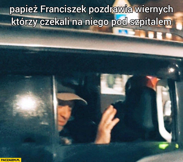 
    Prigożyn papież Franciszek pozdrawia wiernych którzy czekali na niego pod szpitalem