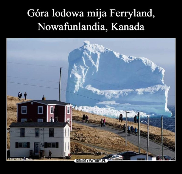 
    Góra lodowa mija Ferryland, Nowafunlandia, Kanada