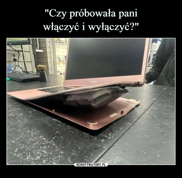 
    "Czy próbowała pani
włączyć i wyłączyć?"