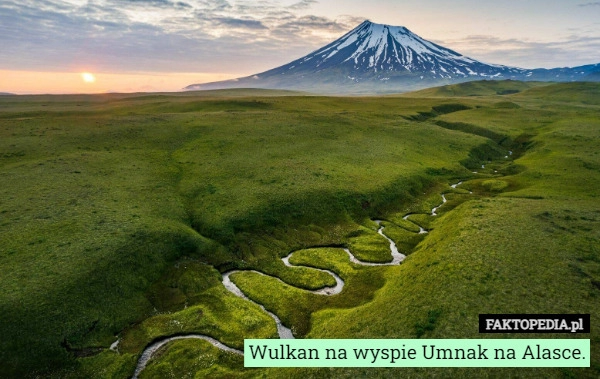 
    Wulkan na wyspie Umnak na Alasce.