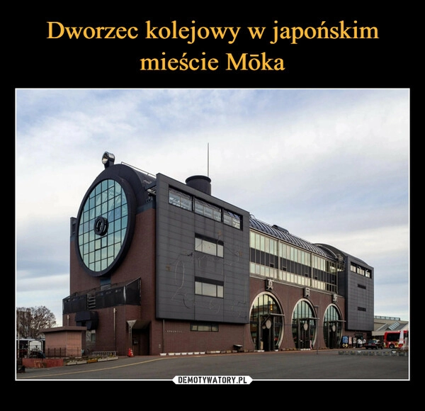 
    Dworzec kolejowy w japońskim mieście Mōka