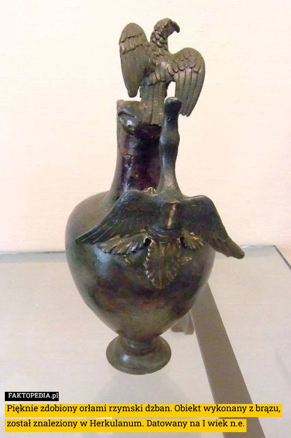 
    Pięknie zdobiony orłami rzymski dzban. Obiekt wykonany z brązu, został znaleziony