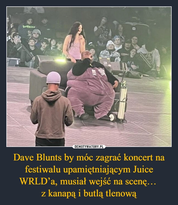 
    Dave Blunts by móc zagrać koncert na festiwalu upamiętniającym Juice WRLD’a, musiał wejść na scenę… 
z kanapą i butlą tlenową