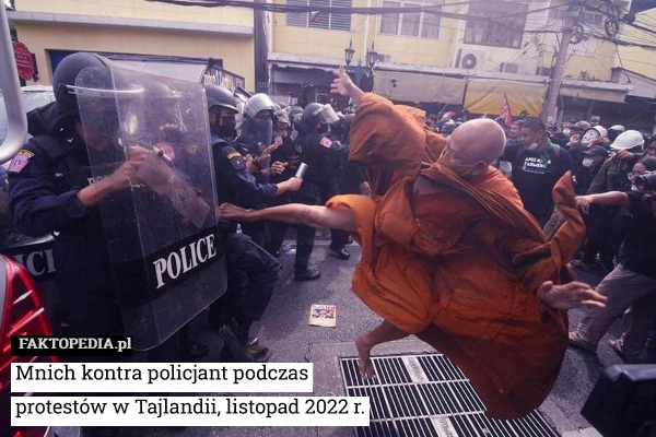 
    Mnich kontra policjant podczas protestów w Tajlandii, listopad 2022 r.