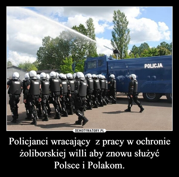 
    Policjanci wracający  z pracy w ochronie żoliborskiej willi aby znowu służyć Polsce i Polakom.