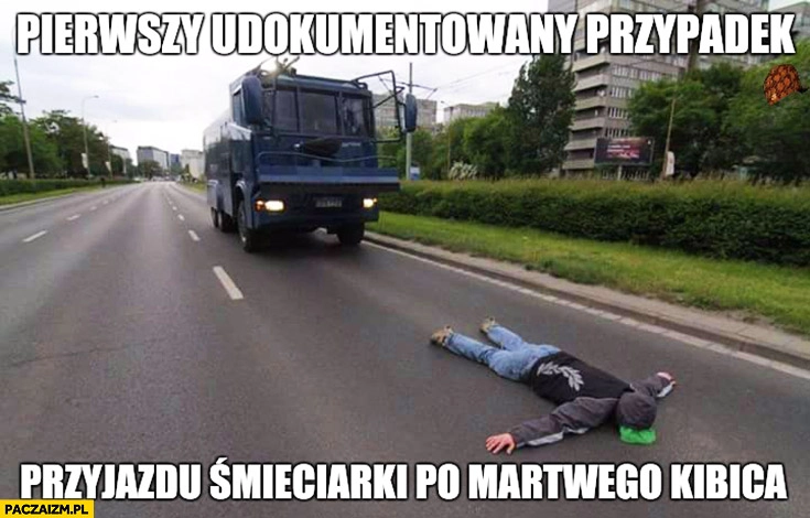 
    Pierwszy udokumentowany przypadek przyjazdu śmieciarki po martwego kibica