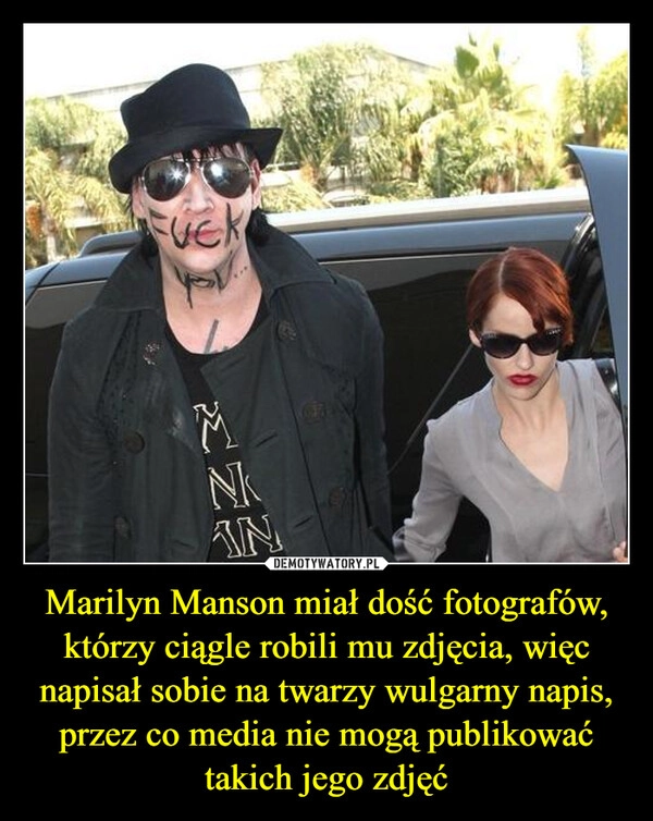 
    Marilyn Manson miał dość fotografów, którzy ciągle robili mu zdjęcia, więc napisał sobie na twarzy wulgarny napis, przez co media nie mogą publikować takich jego zdjęć