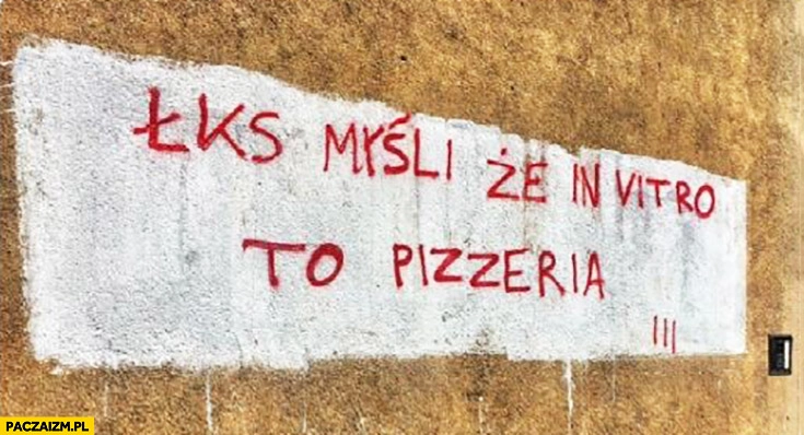 
    ŁKS myśli że in vitro to pizzeria. Napis na murze