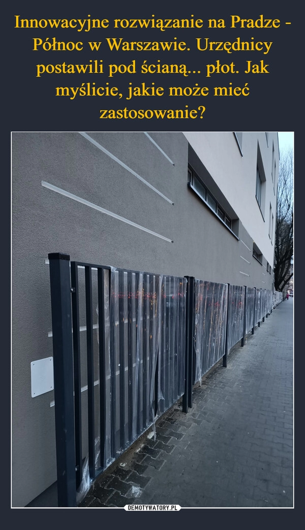 
    Innowacyjne rozwiązanie na Pradze - Północ w Warszawie. Urzędnicy postawili pod ścianą... płot. Jak myślicie, jakie może mieć zastosowanie?