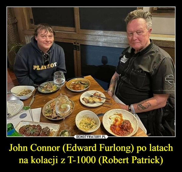 
    John Connor (Edward Furlong) po latach na kolacji z T-1000 (Robert Patrick)