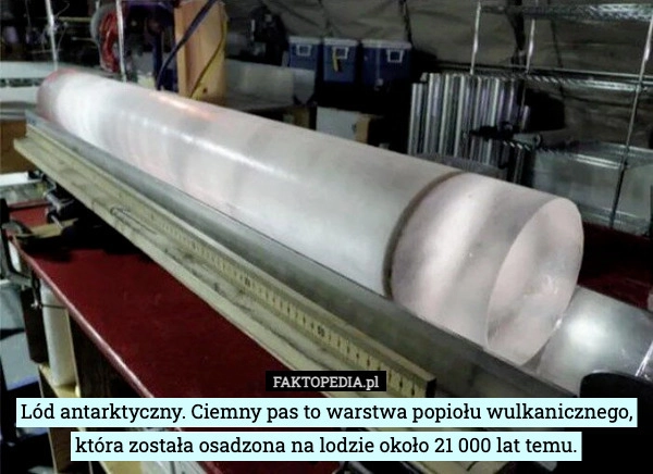 
    Lód antarktyczny. Ciemny pas to warstwa popiołu wulkanicznego, która została