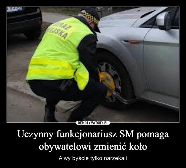 
    Uczynny funkcjonariusz SM pomaga obywatelowi zmienić koło