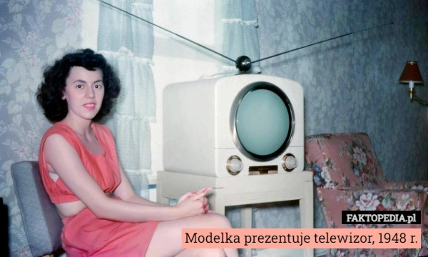 
    Modelka prezentuje telewizor, 1948 r.