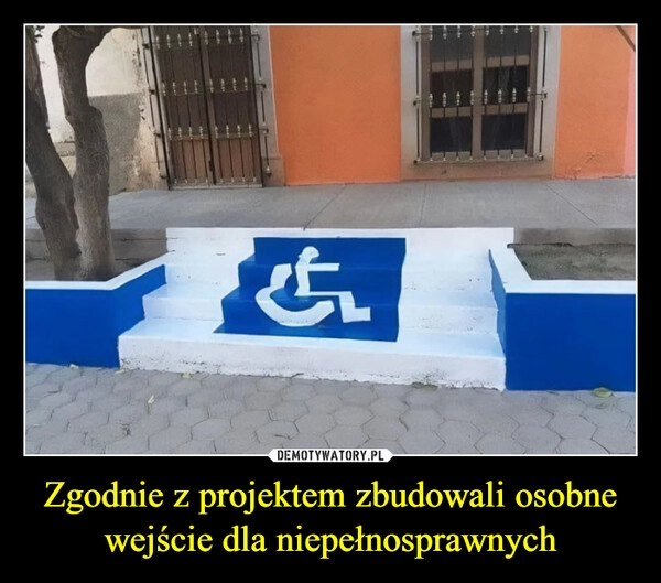 
    Zgodnie z projektem zbudowali osobne wejście dla niepełnosprawnych