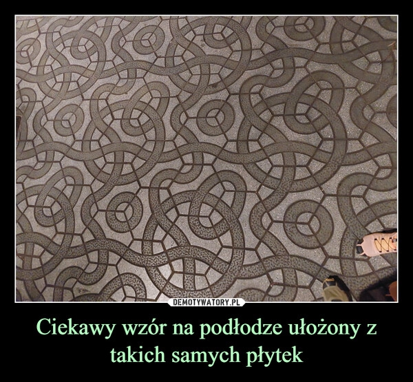 
    
Ciekawy wzór na podłodze ułożony z takich samych płytek 