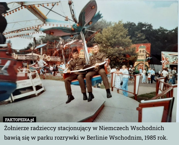 
    Żołnierze radzieccy stacjonujący w Niemczech Wschodnich bawią się w parku...
