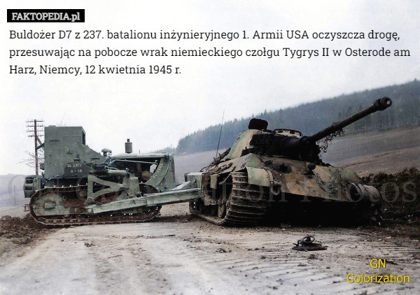 
    Buldożer D7 z 237. batalionu inżynieryjnego 1. Armii USA oczyszcza drogę,