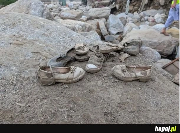 
    Buty ofiar holokaustu w Palestynie