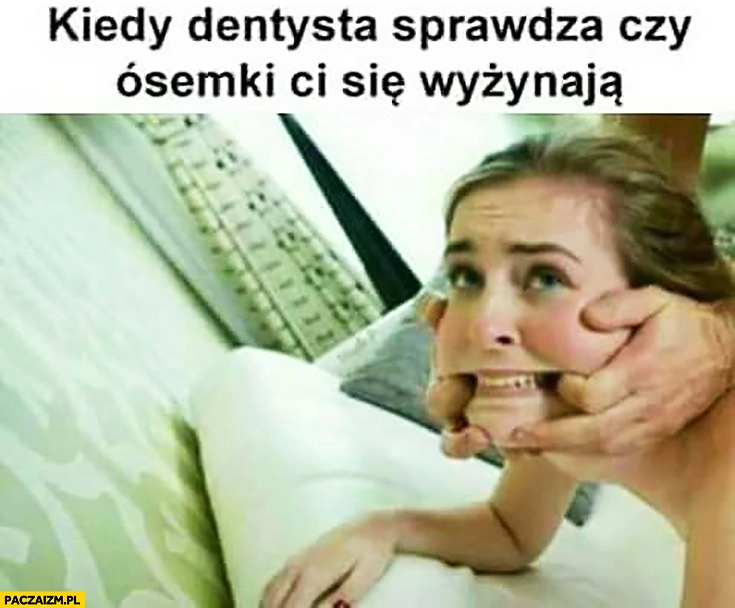 
    Kiedy dentysta sprawdza czy ósemki Ci się wyżynają dziewczyna palce w ustach