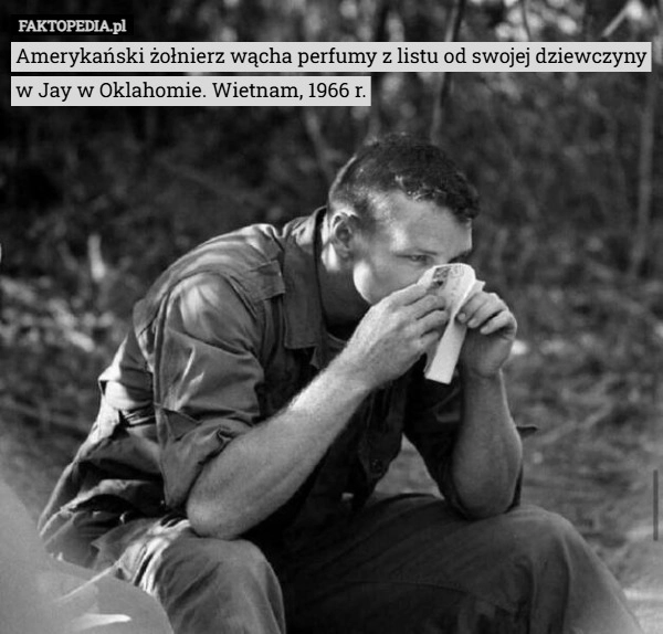 
    Amerykański żołnierz wącha perfumy z listu od swojej dziewczyny w Jay w