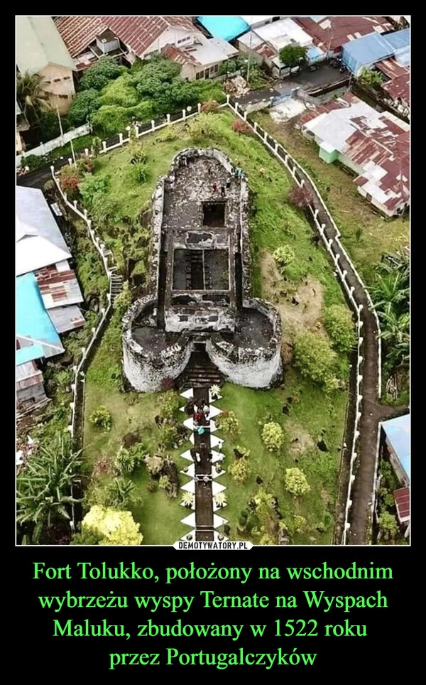 
    Fort Tolukko, położony na wschodnim wybrzeżu wyspy Ternate na Wyspach Maluku, zbudowany w 1522 roku 
przez Portugalczyków