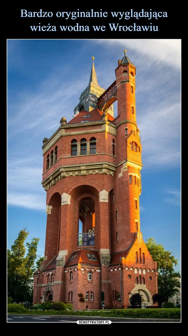 
    Bardzo oryginalnie wyglądająca wieża wodna we Wrocławiu 