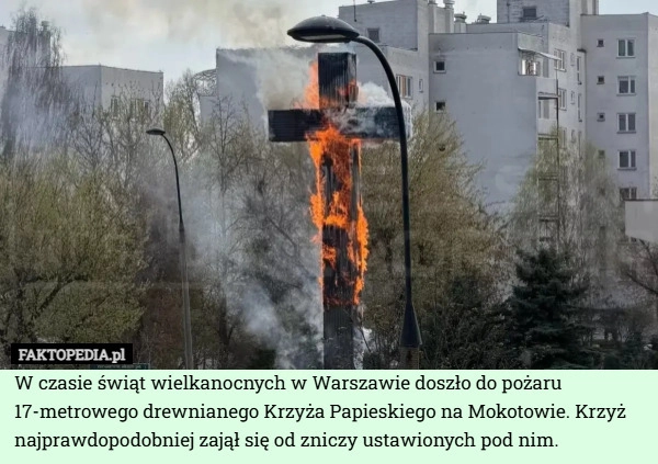 
    W czasie świąt wielkanocnych w Warszawie doszło do pożaru 17-metrowego drewnianego