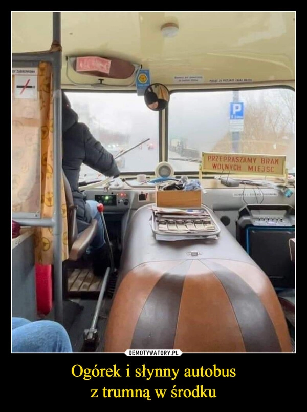 
    Ogórek i słynny autobus
z trumną w środku