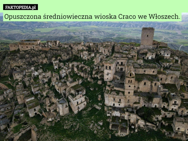 
    Opuszczona średniowieczna wioska Craco we Włoszech.