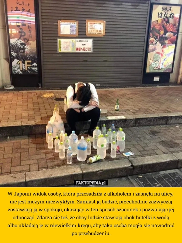 
    W Japonii widok osoby, która przesadziła z alkoholem i zasnęła na ulicy,