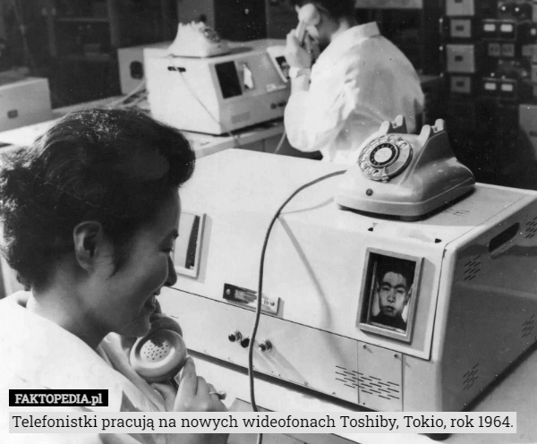 
    Telefonistki pracują na nowych wideofonach Toshiby, Tokio, rok 1964.