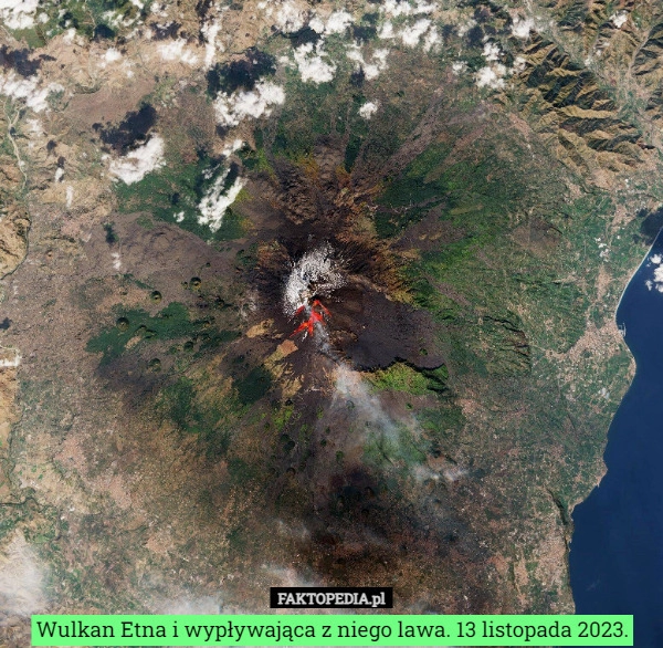 
    Wulkan Etna i wypływająca z niego lawa. 13 listopada 2023.