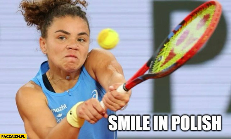 
    Jasmine Paolini smiles in Polish mina tenis tenisistka