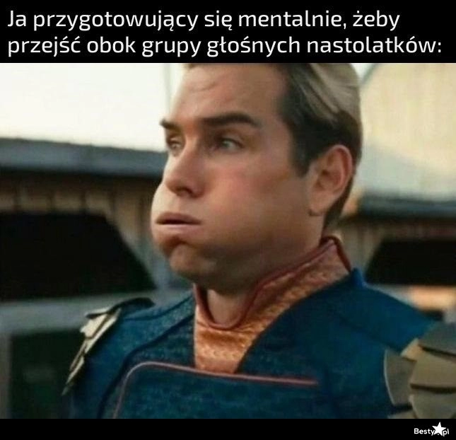 
    Przejście obok grupy nastolatków 