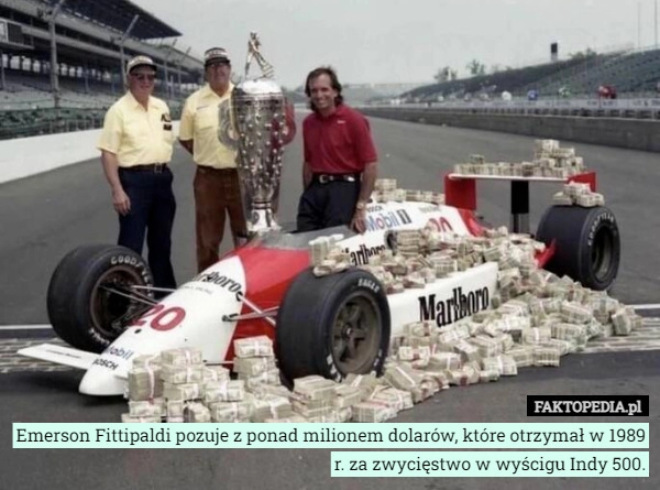 
    Emerson Fittipaldi pozuje z ponad milionem dolarów, które otrzymał w 1989