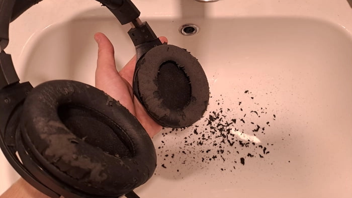 
    Headphones purchased 1 year ago brand new, I've barely used them. Why does this always happen?