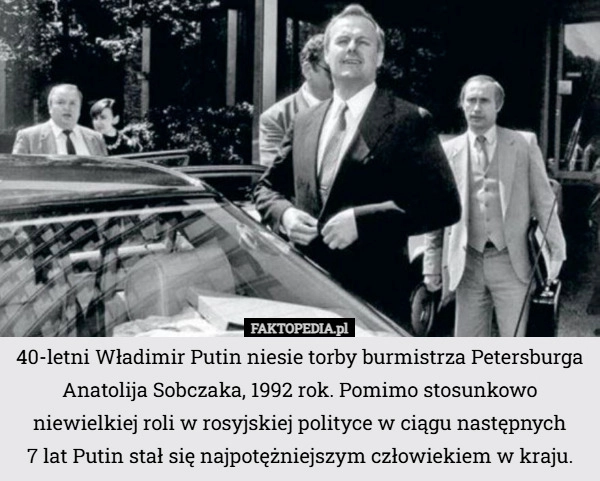 
    40-letni Władimir Putin niesie torby burmistrza Petersburga Anatolija Sobczaka...