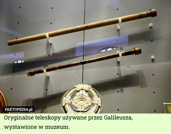 
    Oryginalne teleskopy używane przez Galileusza, wystawione w muzeum.