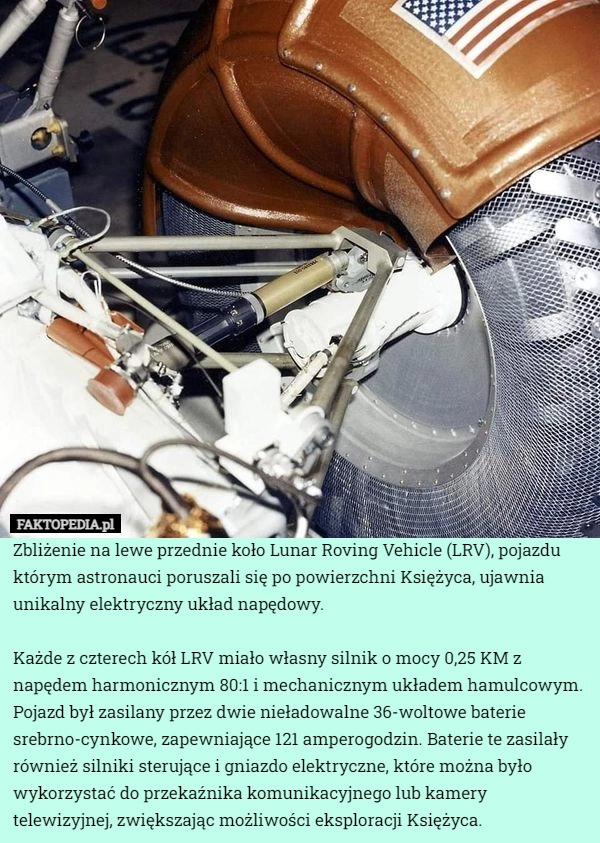 
    Zbliżenie na lewe przednie koło Lunar Roving Vehicle (LRV), pojazdu którym