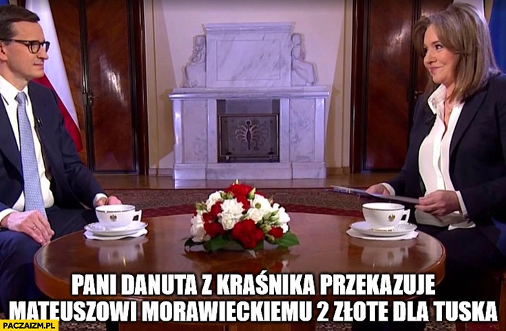 
    Holecka pani Danuta z Kraśnika przekazuje Mateuszowi Morawieckiemu 2 złote dla Tuska