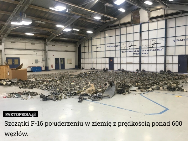 
    Szczątki F-16 po uderzeniu w ziemię z prędkością ponad 600 węzłów.