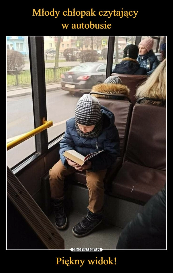 
    Młody chłopak czytający
w autobusie Piękny widok! 