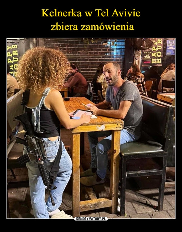 
    Kelnerka w Tel Avivie
 zbiera zamówienia