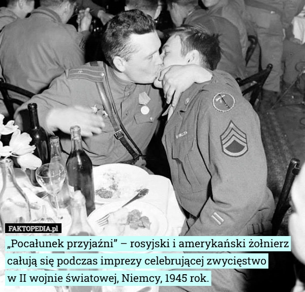 
    „Pocałunek przyjaźni” – rosyjski i amerykański żołnierz całują się podczas...