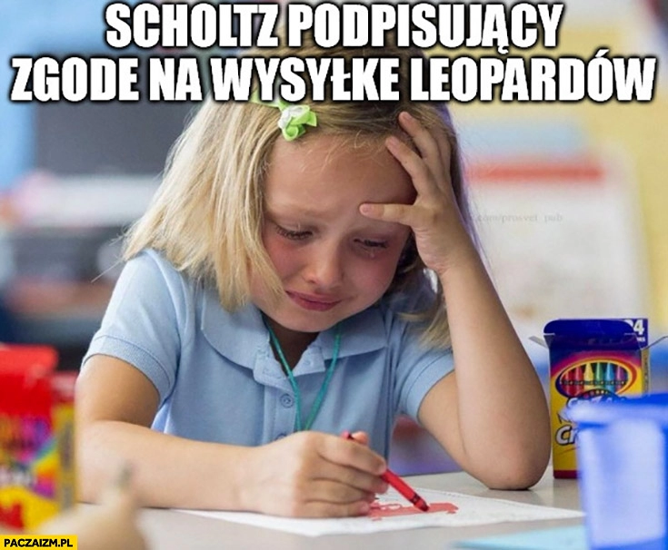 
    Scholz podpisujący zgodę na wysyłkę Leopardów dziewczynka płacze