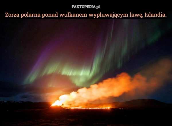 
    Zorza polarna ponad wulkanem wypluwającym lawę, Islandia.