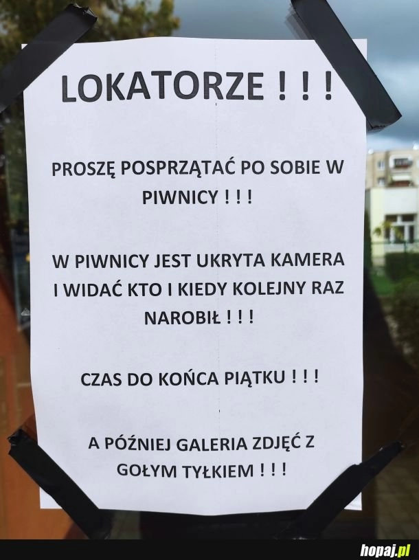 
    Takie cuś zawisło na drzwiach mojego bloku...