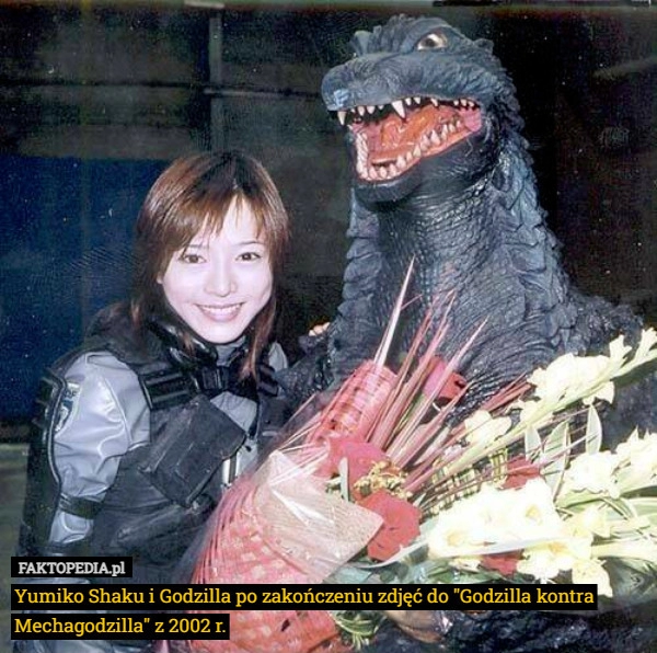 
    Yumiko Shaku i Godzilla po zakończeniu zdjęć do "Godzilla kontra Mechagodzilla"