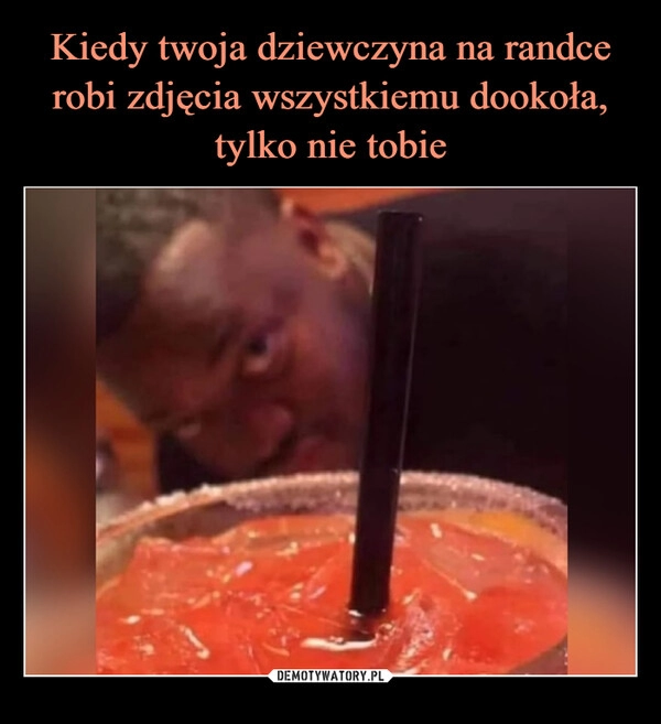 
    Kiedy twoja dziewczyna na randce robi zdjęcia wszystkiemu dookoła, tylko nie tobie 