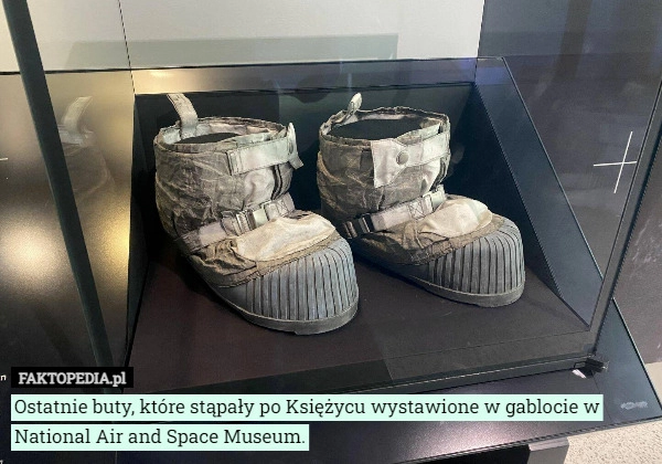 
    Ostatnie buty, które stąpały po Księżycu wystawione w gablocie w National